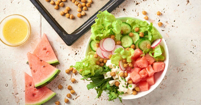 Herrlich erfrischender Sommersalat mit gerösteten Kichererbsen, Wassermelone und Feta