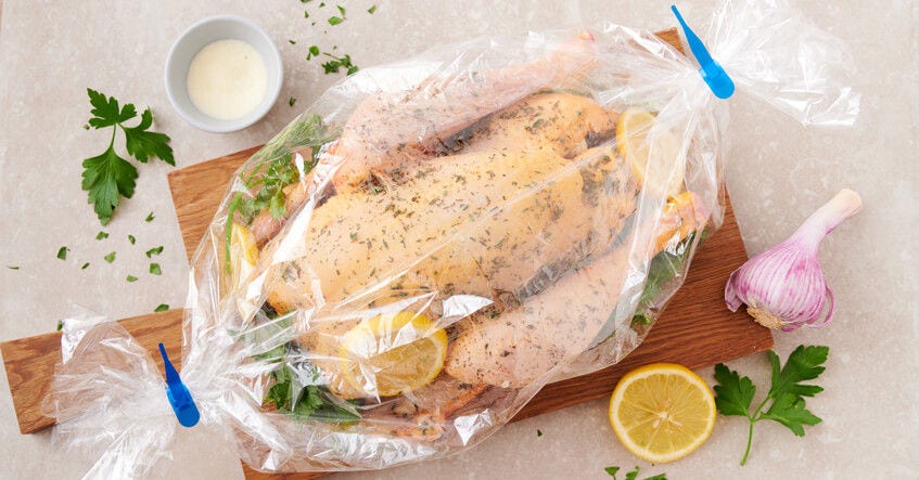 Wird Hähnchen im Bratschlauch knusprig? Tipps & Rezept