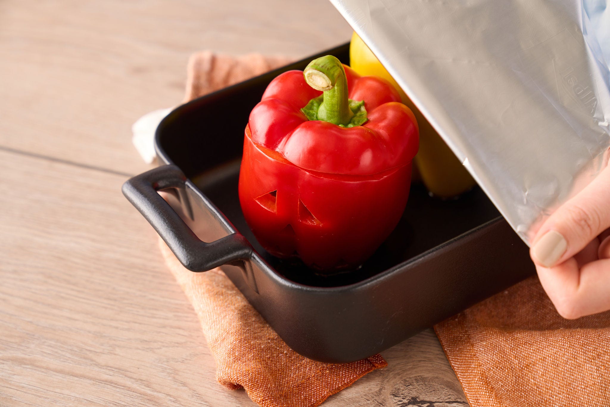 Halloween Paprika: Gefüllte Grusel-Paprika mit Hackfleisch