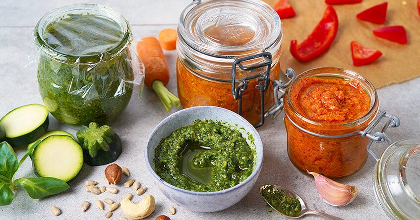 Kreative Resteverwertung: Pesto aus übrig gebliebenem Gemüse und Salat einfach selbst gemacht