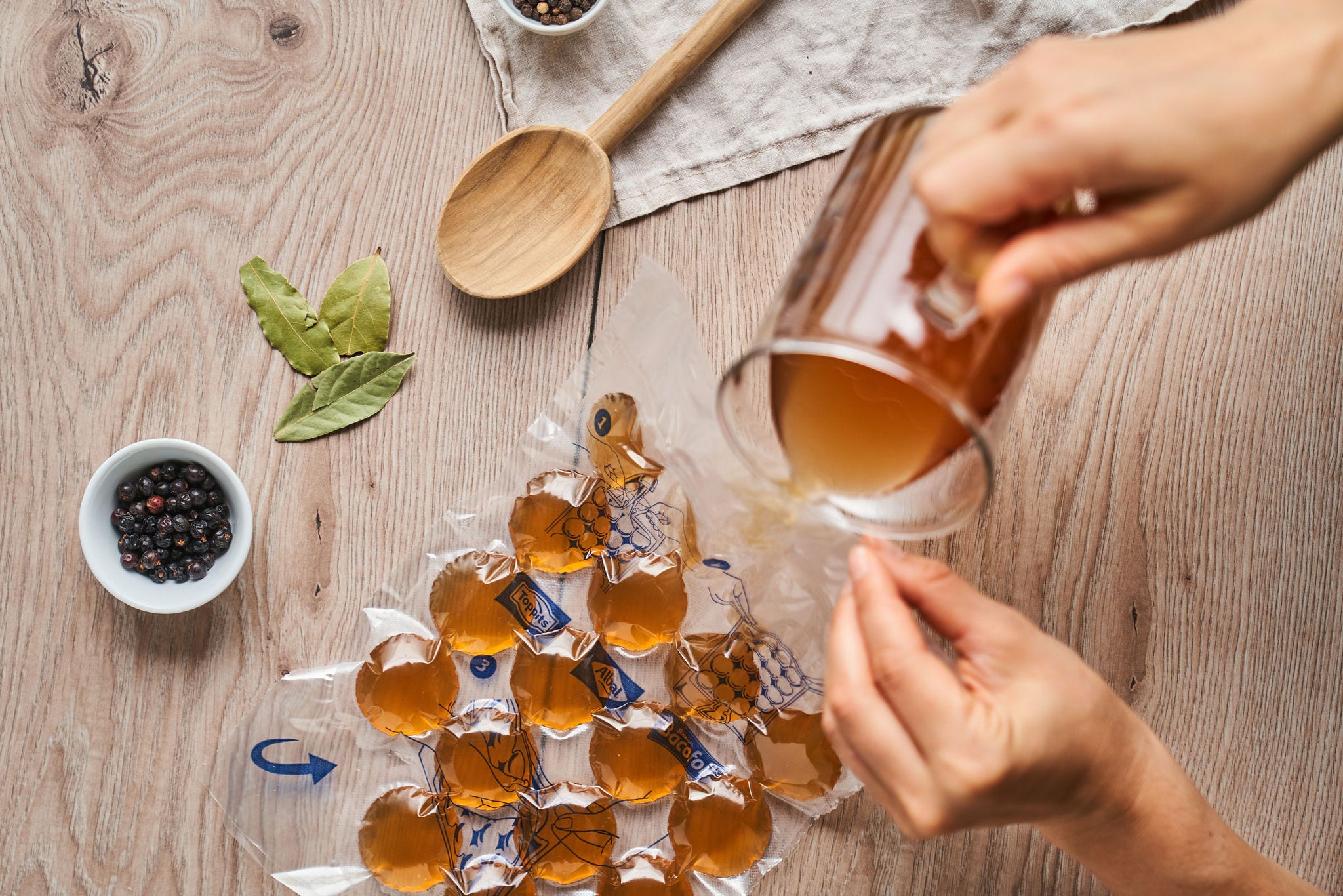 Gemüsebrühe aus Resten selber kochen – so geht's!