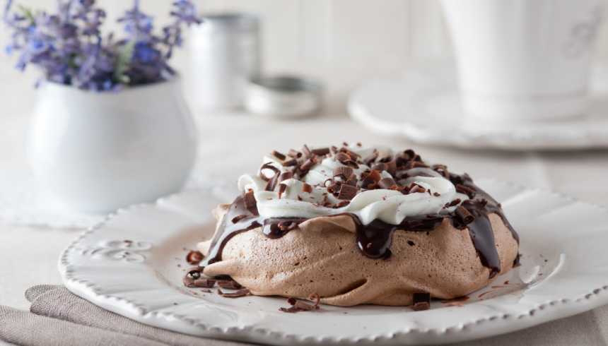 Pavlova aux fruits et au chocolat – croustillante et fondante 