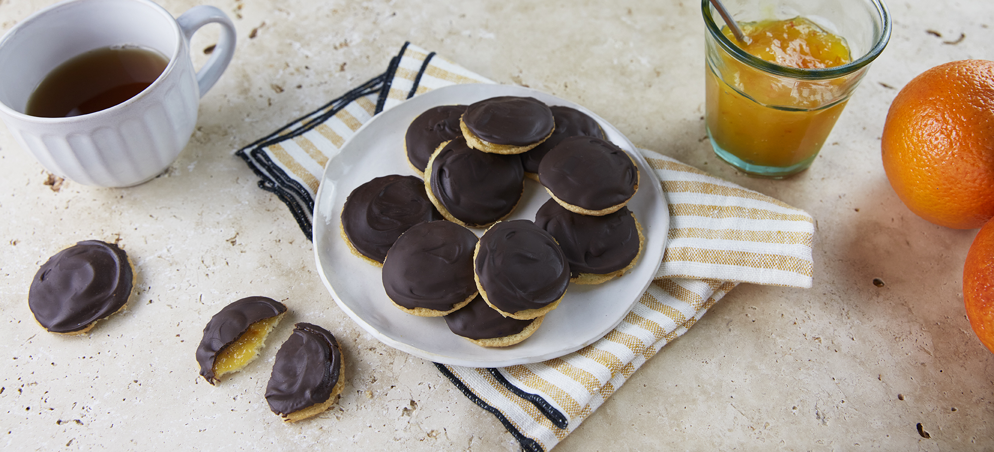 Recette de Biscuits Fourés à l'Orange Maison : génoise, confiture et nappage chocolaté