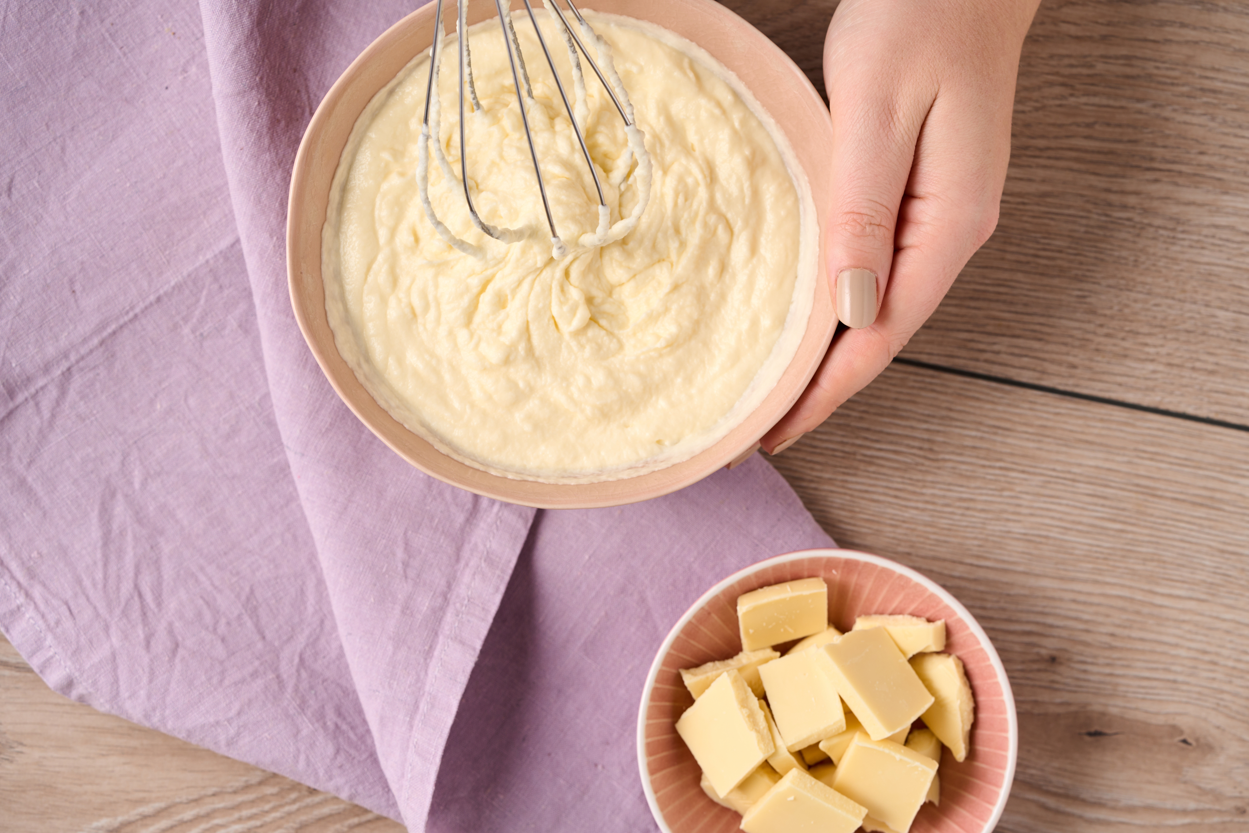 Fruchtiges Dessert im Glas mit Erdbeeren und Kokosmilch