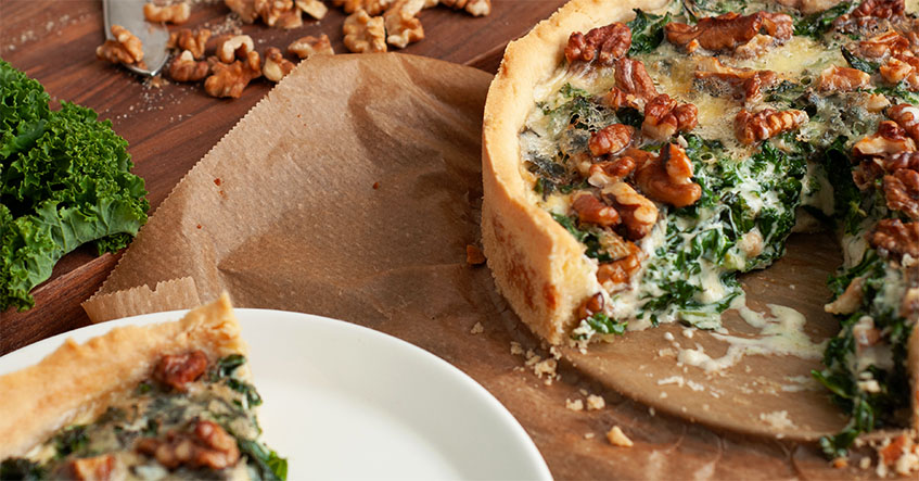 Herzhafte Grünkohl-Quiche mit Blauschimmelkäse und Walnüssen