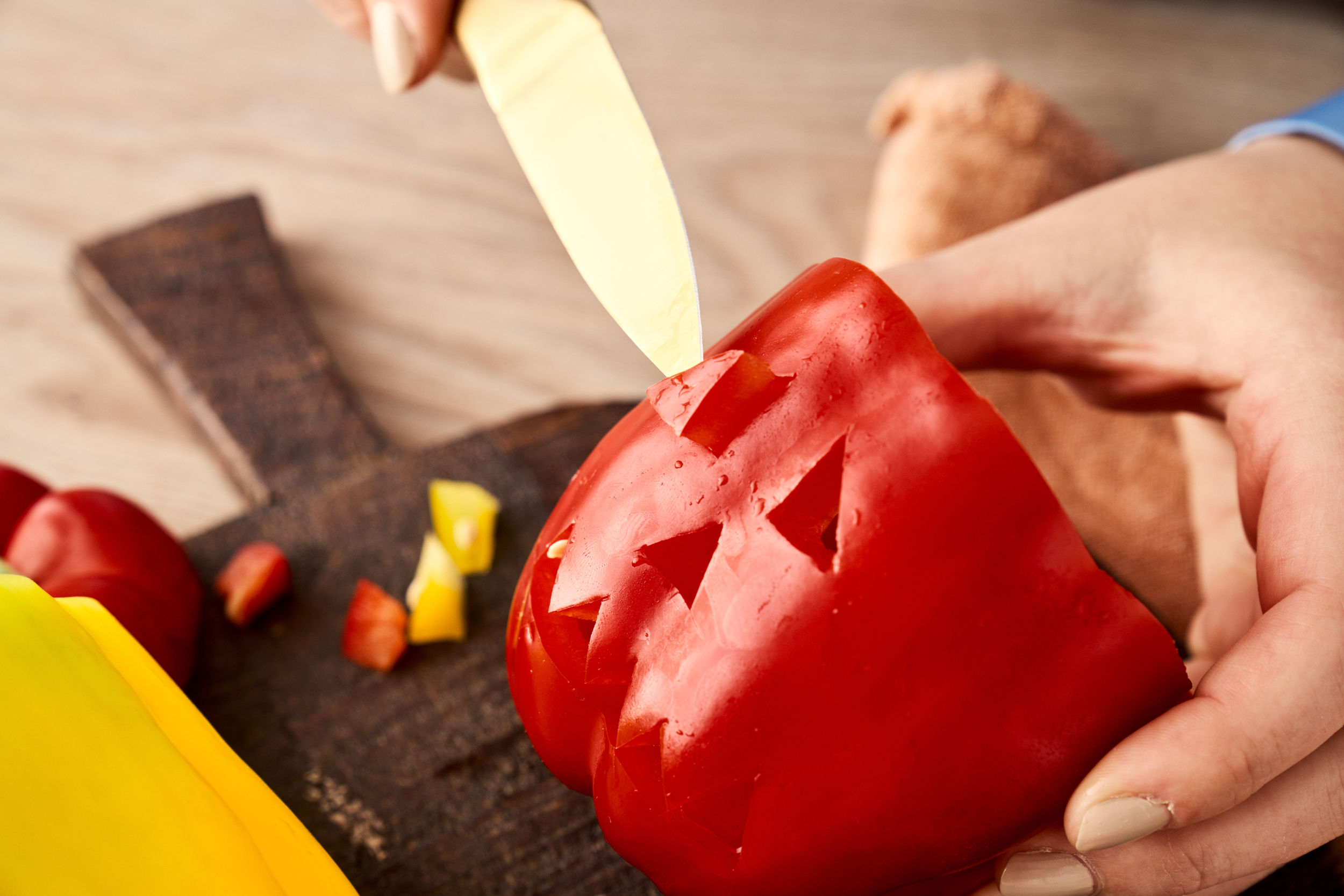 Halloween Paprika: Gefüllte Grusel-Paprika mit Hackfleisch
