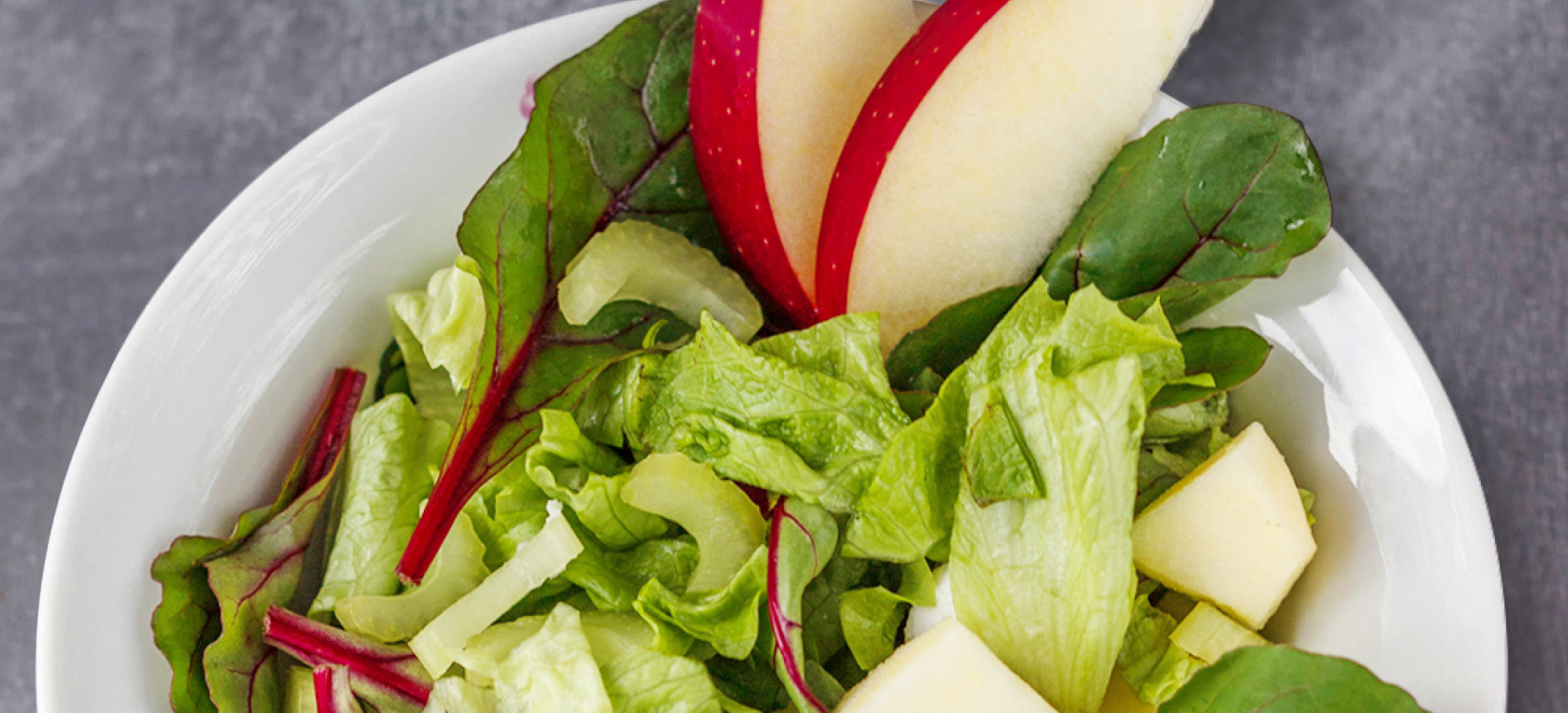 Frischer Romana-Salat mit Apfel und Stangensellerie – knackiger Genuss für jede Gelegenheit