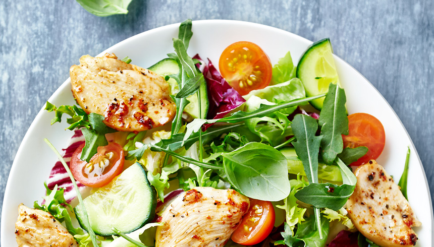 Frischer Salat mit Hähnchenbrust – schnell zubereitet und köstlich