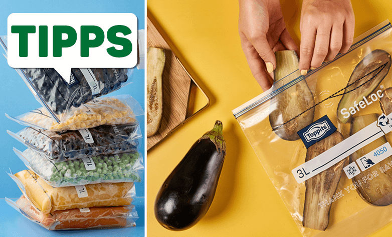 Ein Stapel gefüllter Toppits SafeLoc Beutel mit verschiedenen gefrorenen Lebensmitteln steht neben einer Person, die gebratene Auberginenscheiben in einen weiteren Beutel legt. Oben links ist ein „TIPPS“-Symbol zu sehen