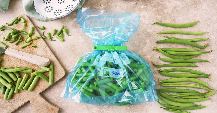 Frisch geschnittene grüne Bohnen in Toppits Gefrierbeutel mit Clip auf Küchenarbeitsplatte