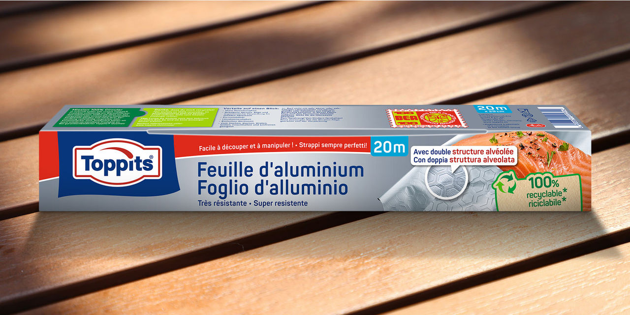 Toppits Alufolie auf einem braunen Tisch