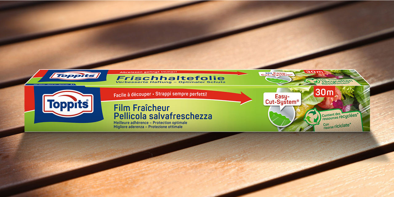Frischhaltefolie Packshot auf Holzhintergrund