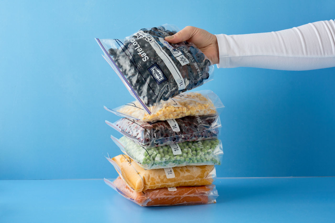 Plusieurs sacs Toppits® SafeLoc® empilés, remplis d’aliments surgelés.