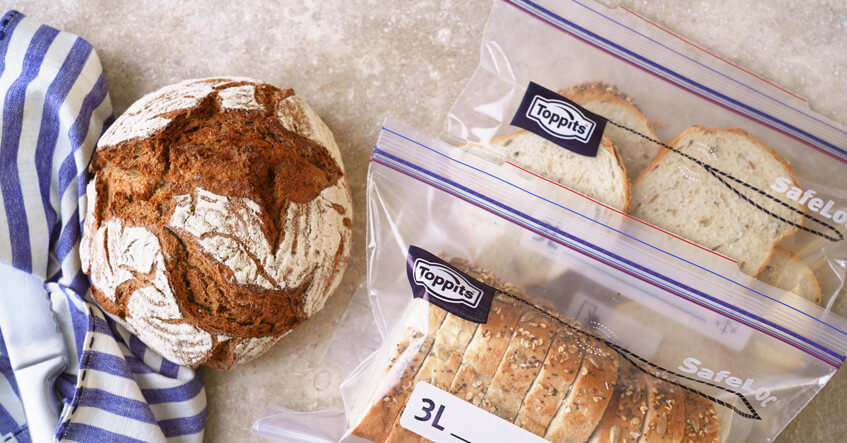 Brot auf dem Tisch und Brotscheiben in Toppits® Gefrierbeuteln