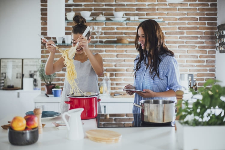 Mehr Freude am Kochen mit Küchenhelfern von Toppits® wie dem Bratbeutel 2in1.