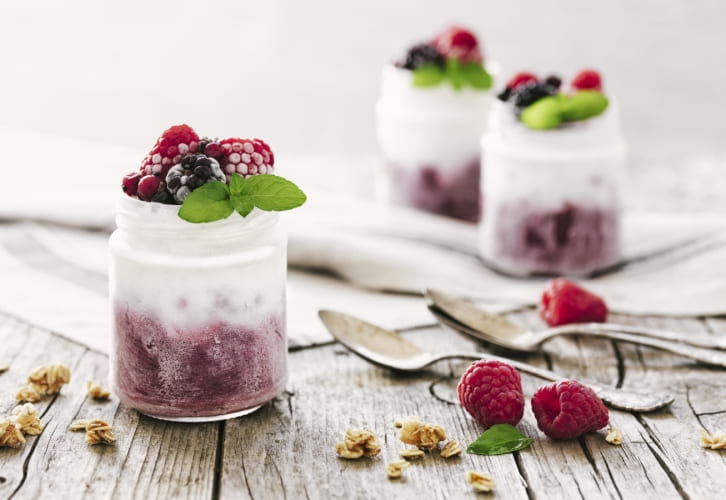 Fruits surgelés dans un verre