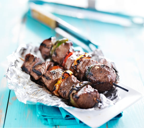 Brochettes de viande fraîchement grillées