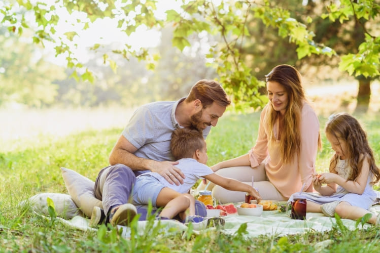 Eine glückliche Familie genießt frische Sandwiches aus dem Sandwich-Beutel.