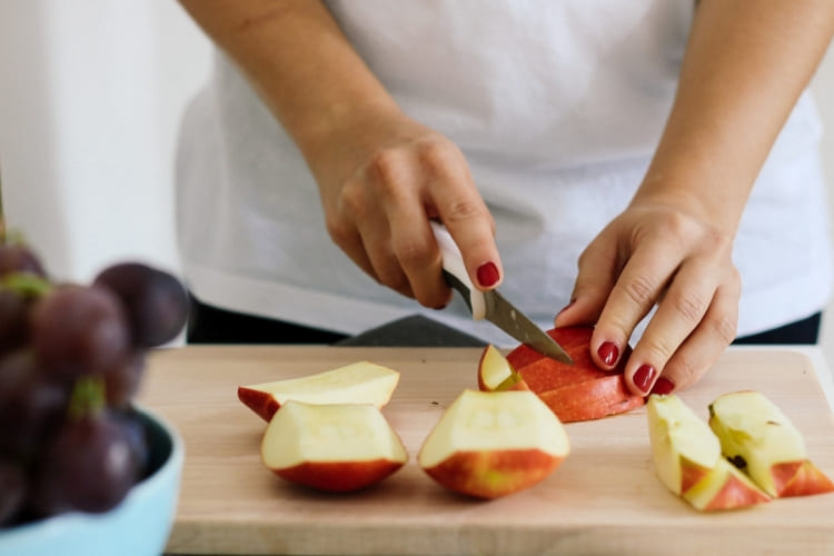 Découpe d'une pomme fraîche à conserver dans un sac Zipper®.