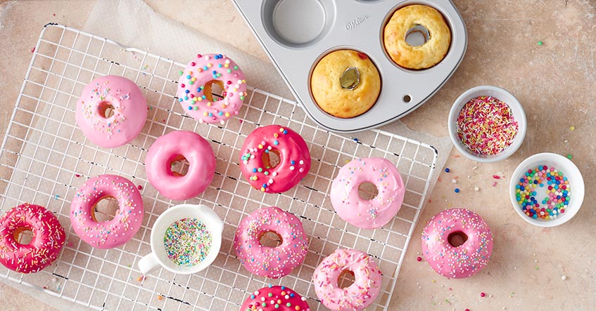 Bunt glasierte Mini Donuts aus der Muffinform