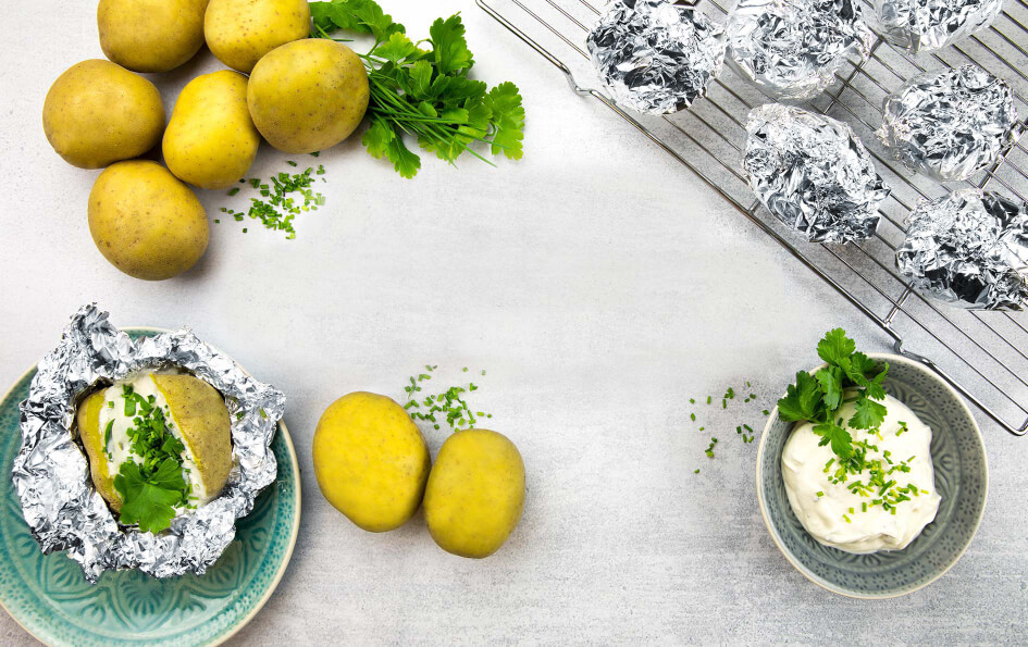 Pommes de terre aux herbes dans une feuille alu